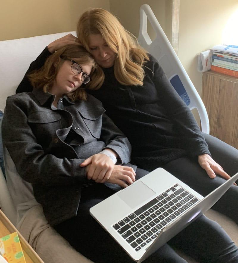 莫莉·菲茨杰拉德和她妈妈凯伦在莫莉的康复病房里看电影. (图片由Molly Fitzgerald提供)