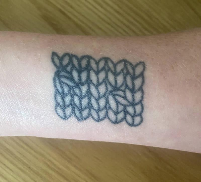 莫莉·菲茨杰拉德的针织纹身，象征着她的中风康复之旅. (图片由Molly Fitzgerald提供)