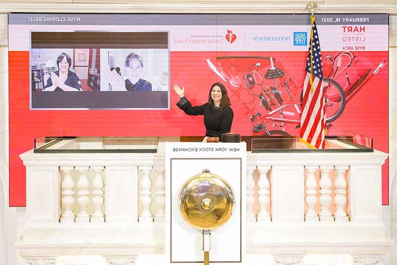  virtual closing of the bell on Feb. 18, 纽约证券交易所总裁Stacey Cunningham加入了Hung yiehsin的行列, CEO of New York Life Investment Management, and Dr. Regina Benjamin